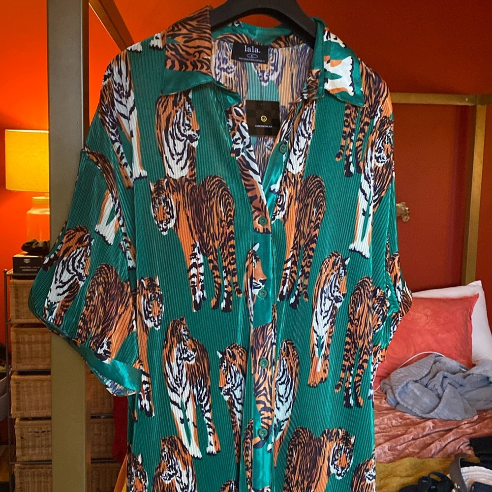 So Far So Good Oversized Plissé Dress in Tiger Tales … Size XL … New with tags